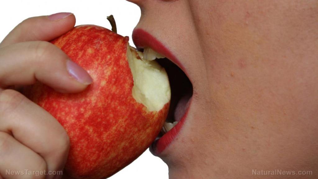 7 reasons to eat an apple a day