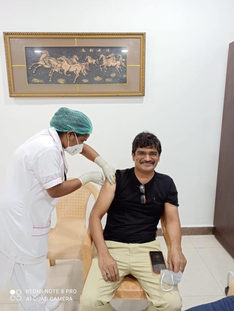 Actor Vivekh getting vaccinated